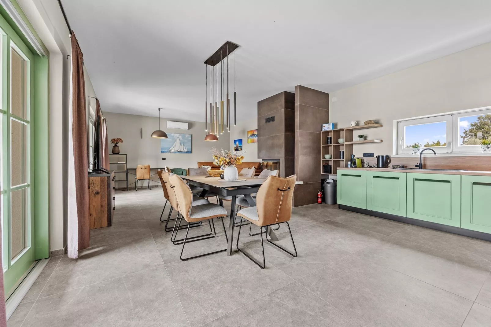 Villa Lunistra-Eetkamer