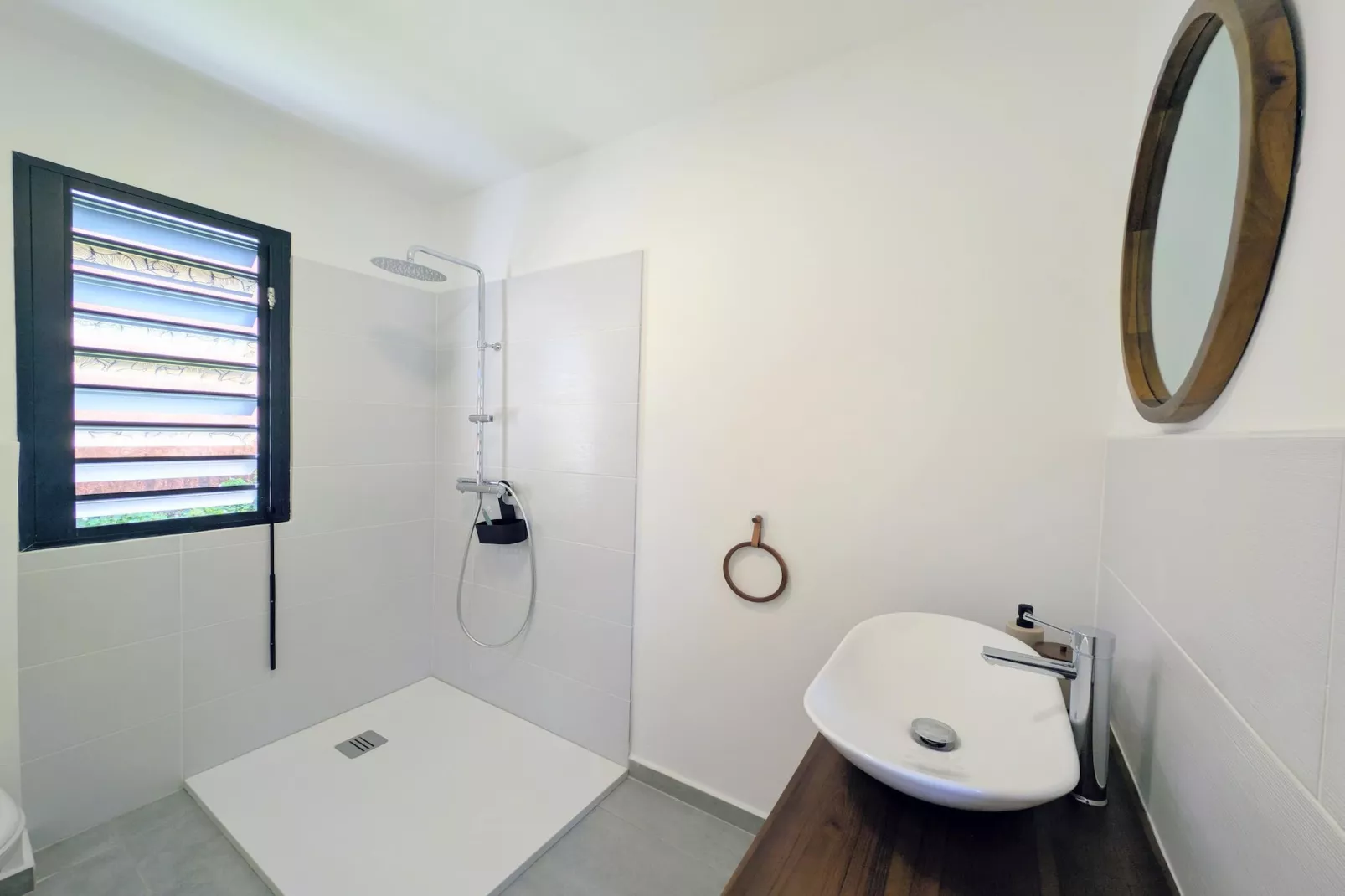 Villa Néréa-Badkamer