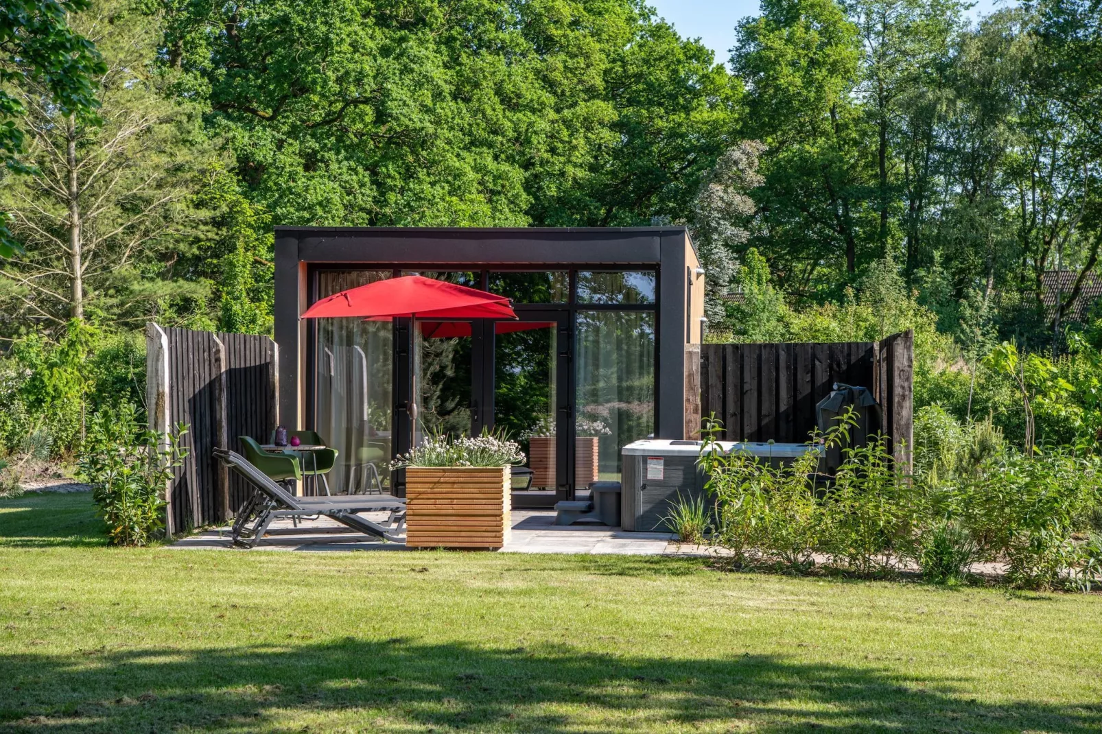 Wellnesslodge Merel 2p-Buitenkant zomer
