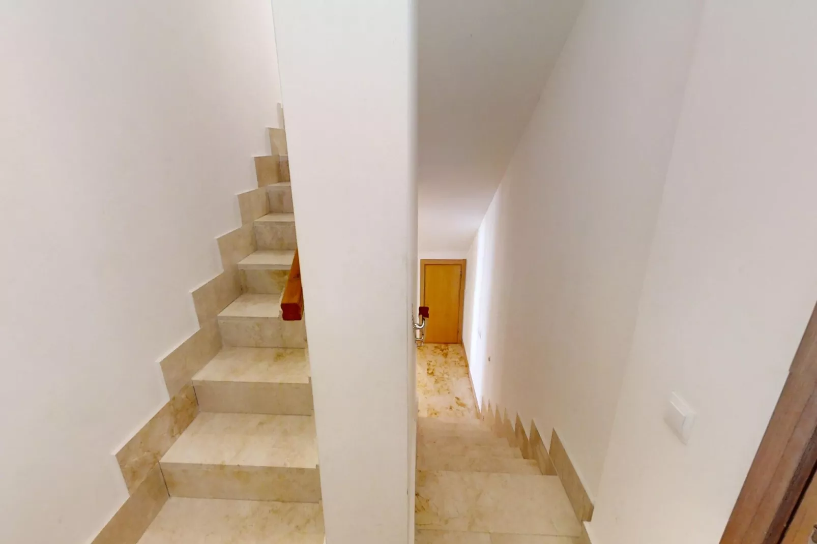 Apartment with Sea Views and Sunlit Terraces - Overloop