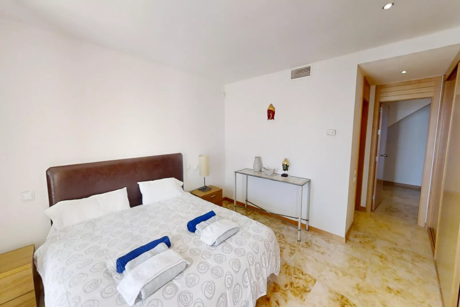 Apartment with Sea Views and Sunlit Terraces - Slaapkamer