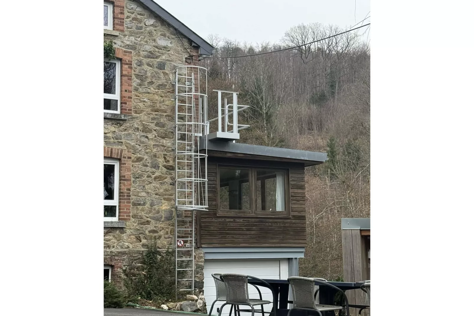 Aux 3 Canards - Buitenkant zomer