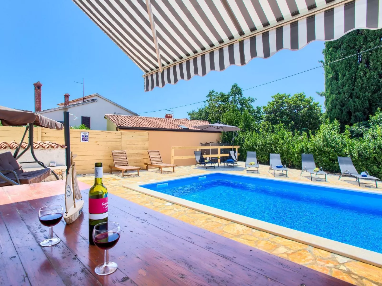 Villa mit Garten, Grill und Terrasse - Buiten