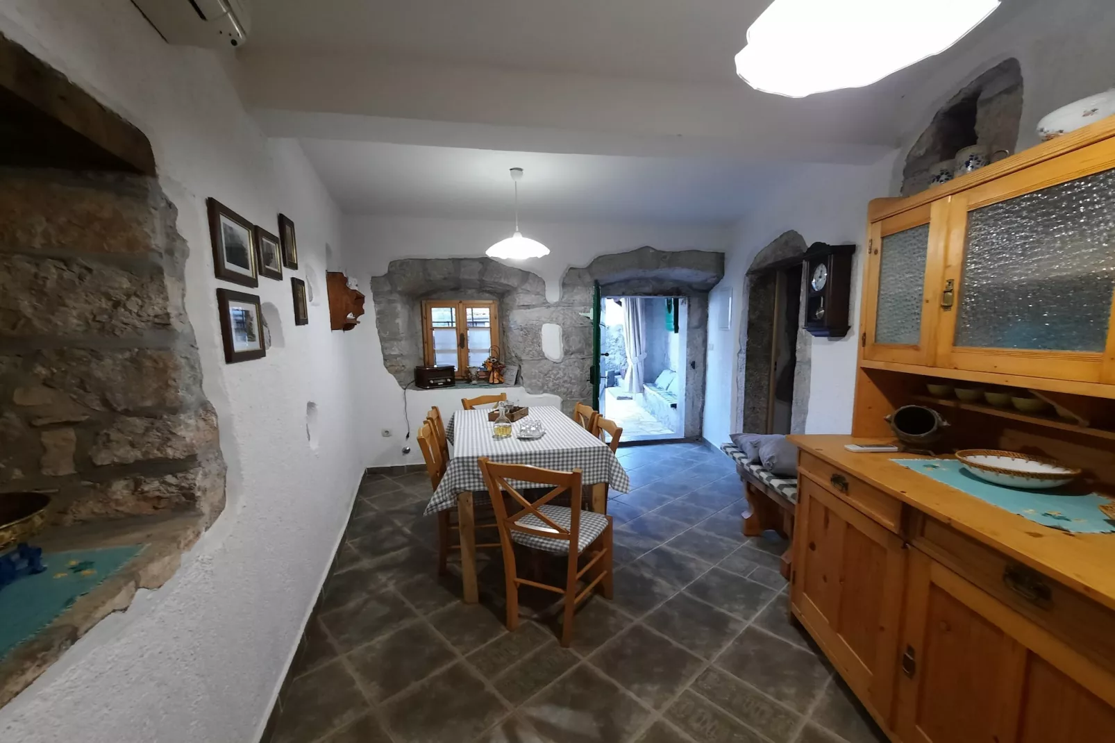 Holiday home Mikleus in Lovrec - Dobrec - ca 113 qm für 4 Erw 2 Kinder max 11 J - Eetkamer
