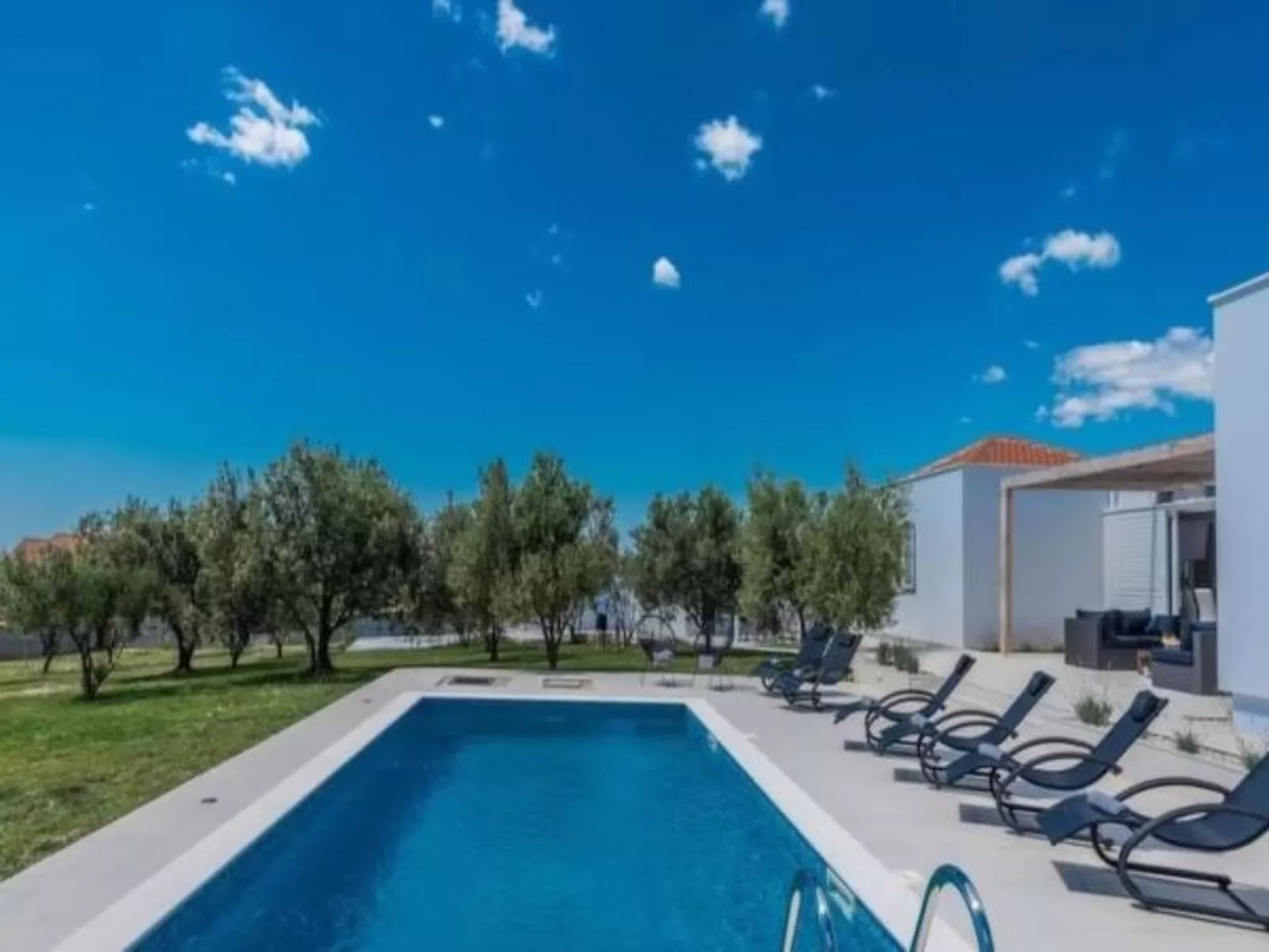 Luxurious villa Bright with pool