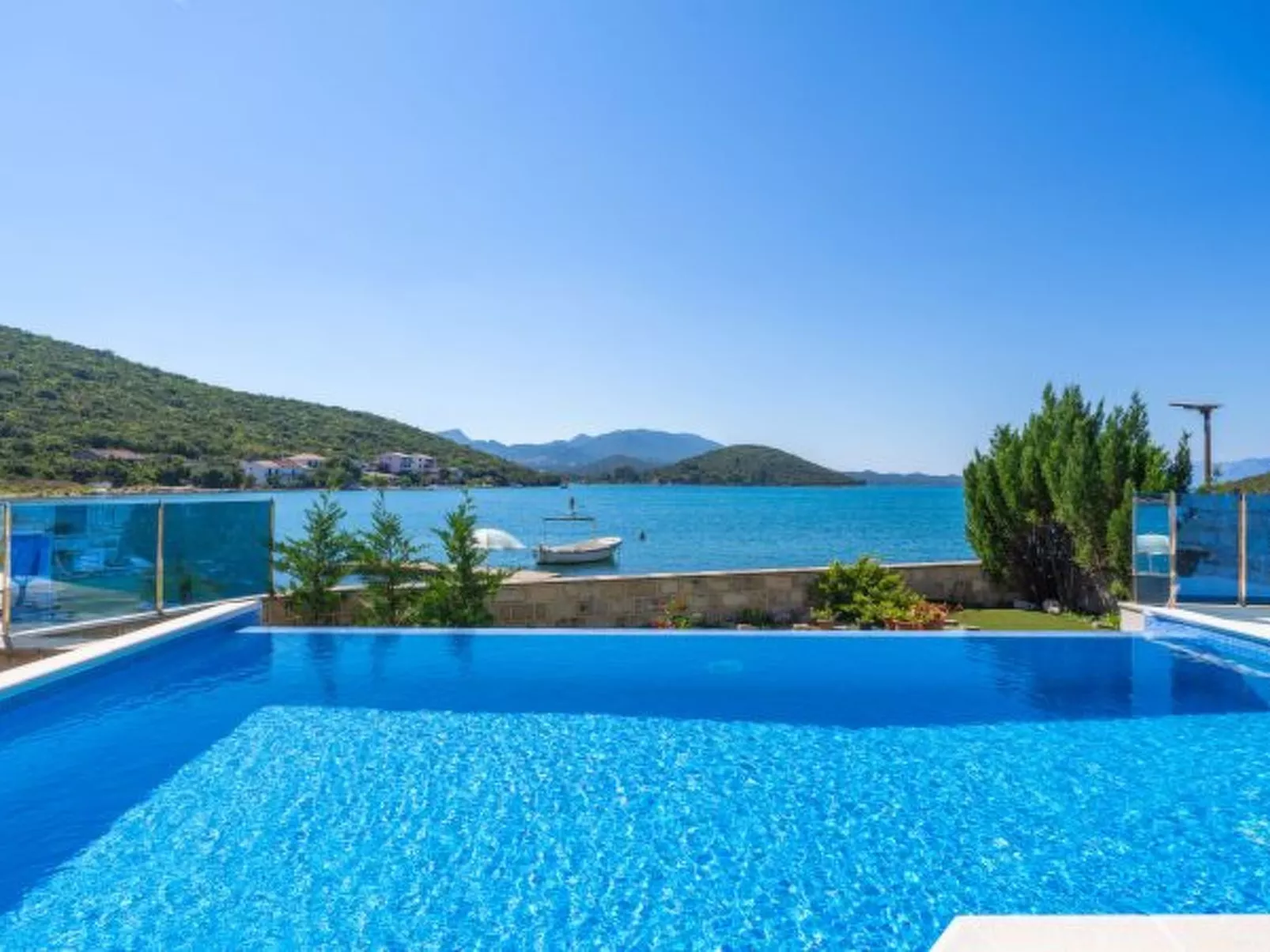 Beachfront Apartment house Hon with pool