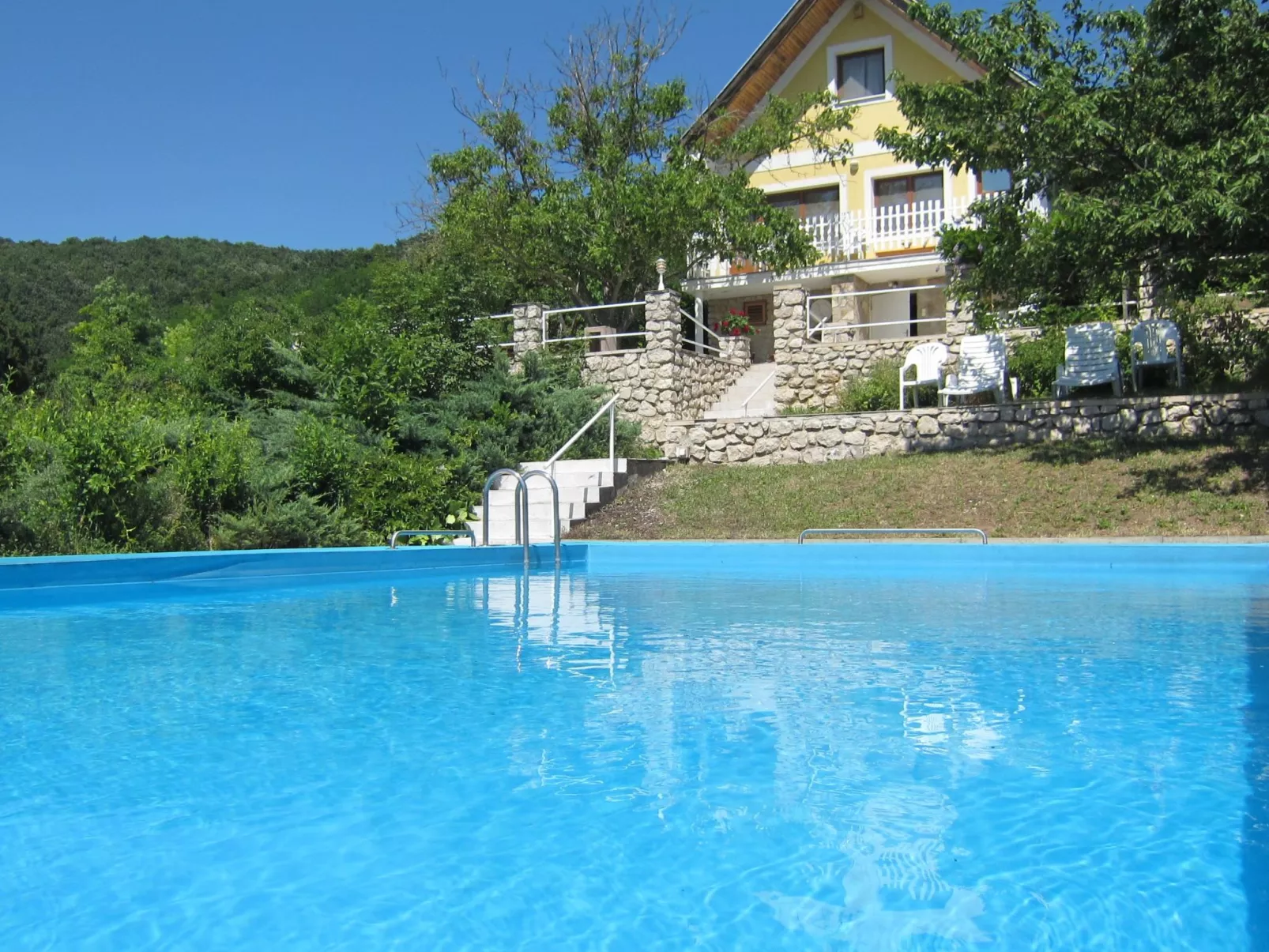 Traditionelle Villa mit Pool und Ausblick