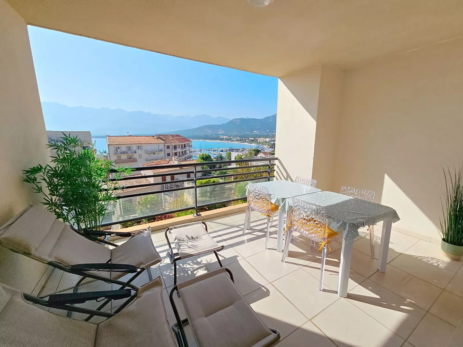 Ruhige Wohnung Panoramablick auf Meer und Berge