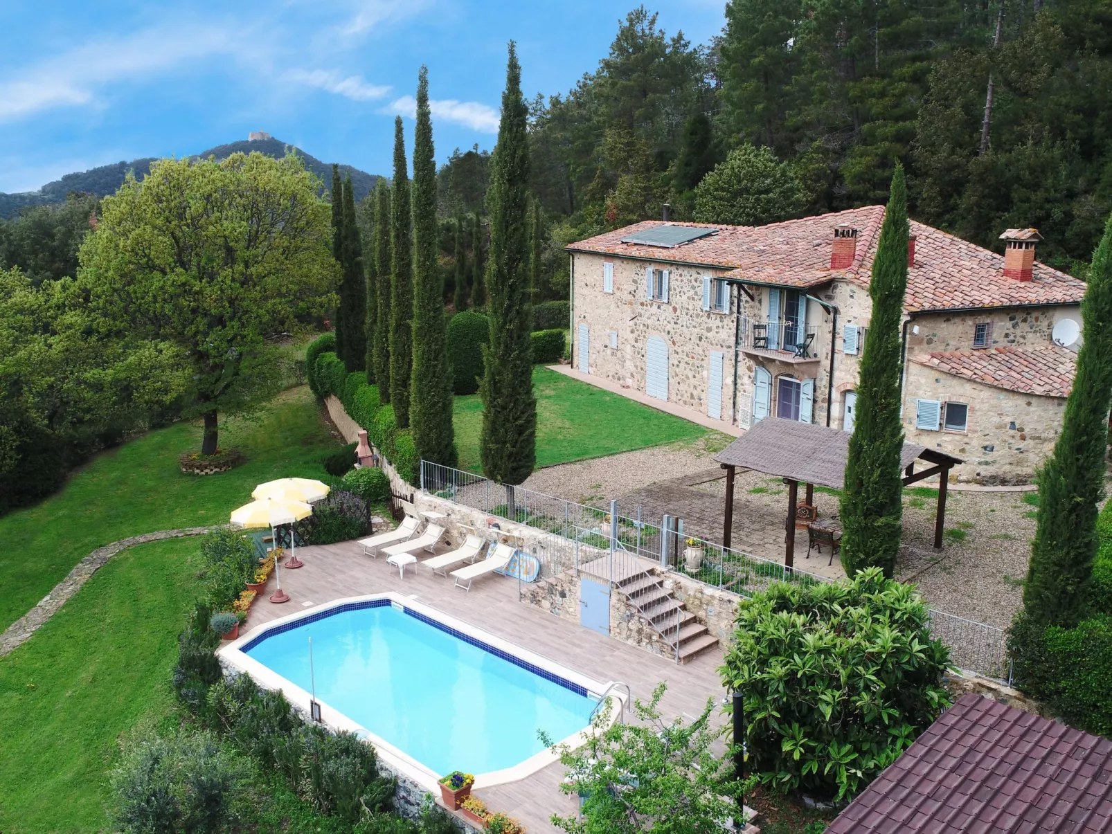 In Montecastelli Pisano mit beheiztem Whirlpool