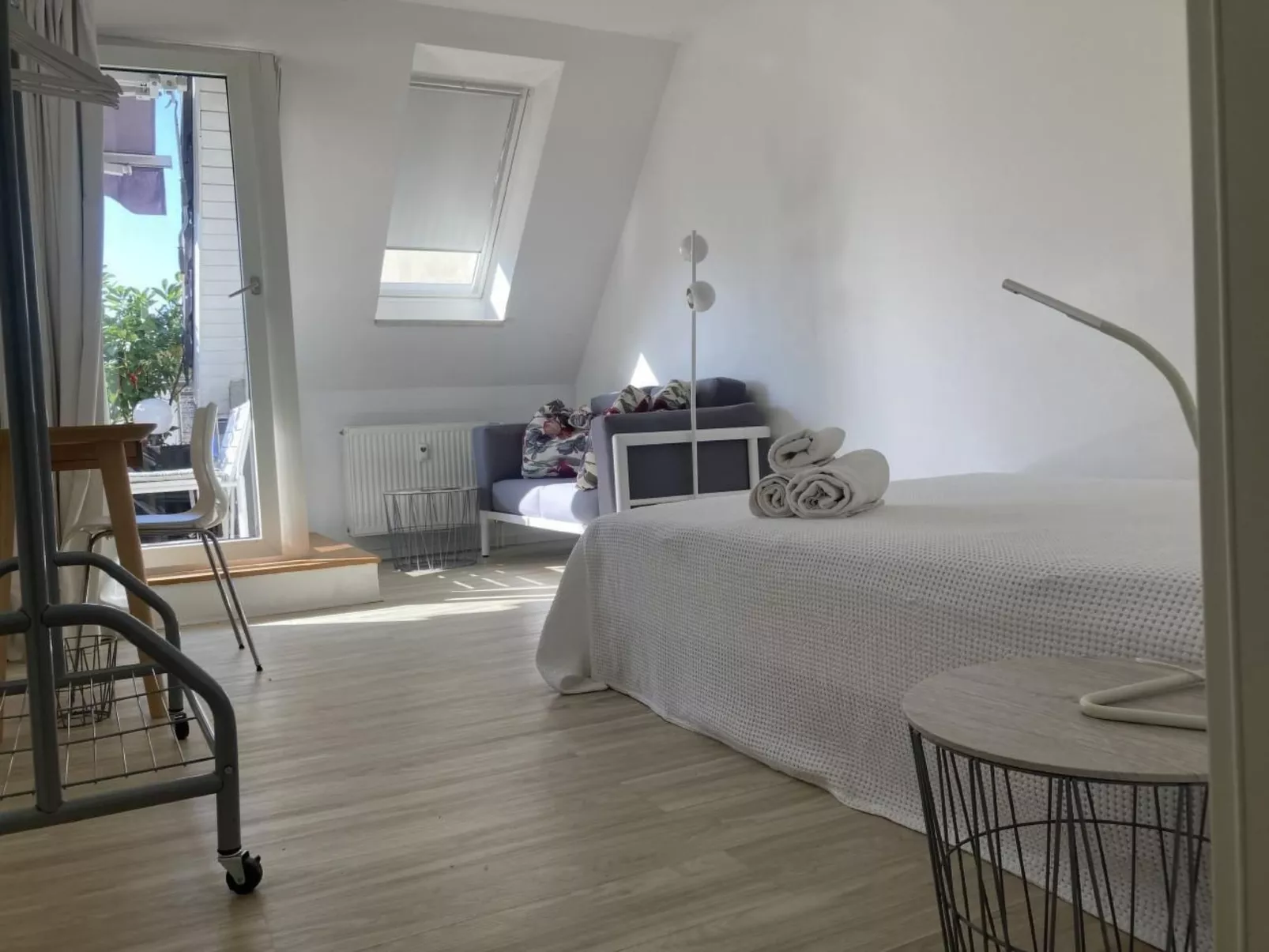Modernes helles Zimmer im Loft am See
