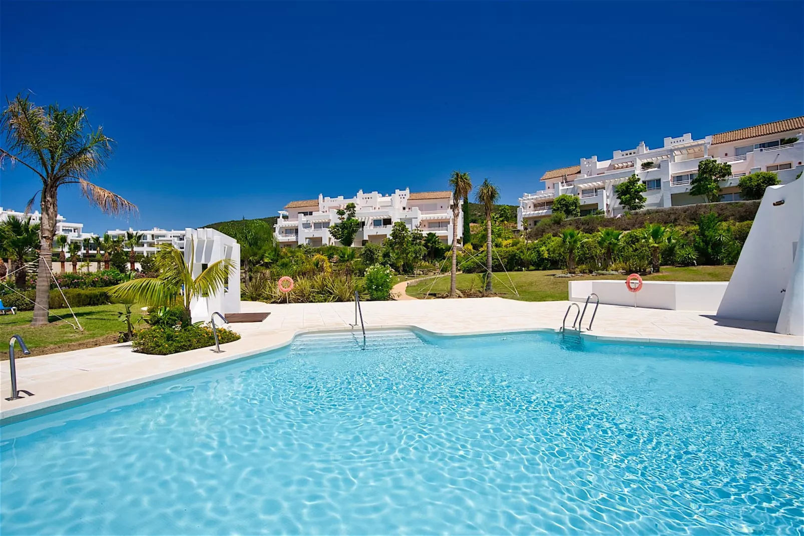 Modern 2-Bedroom Apartment - Alcazaba Lagoon (411)