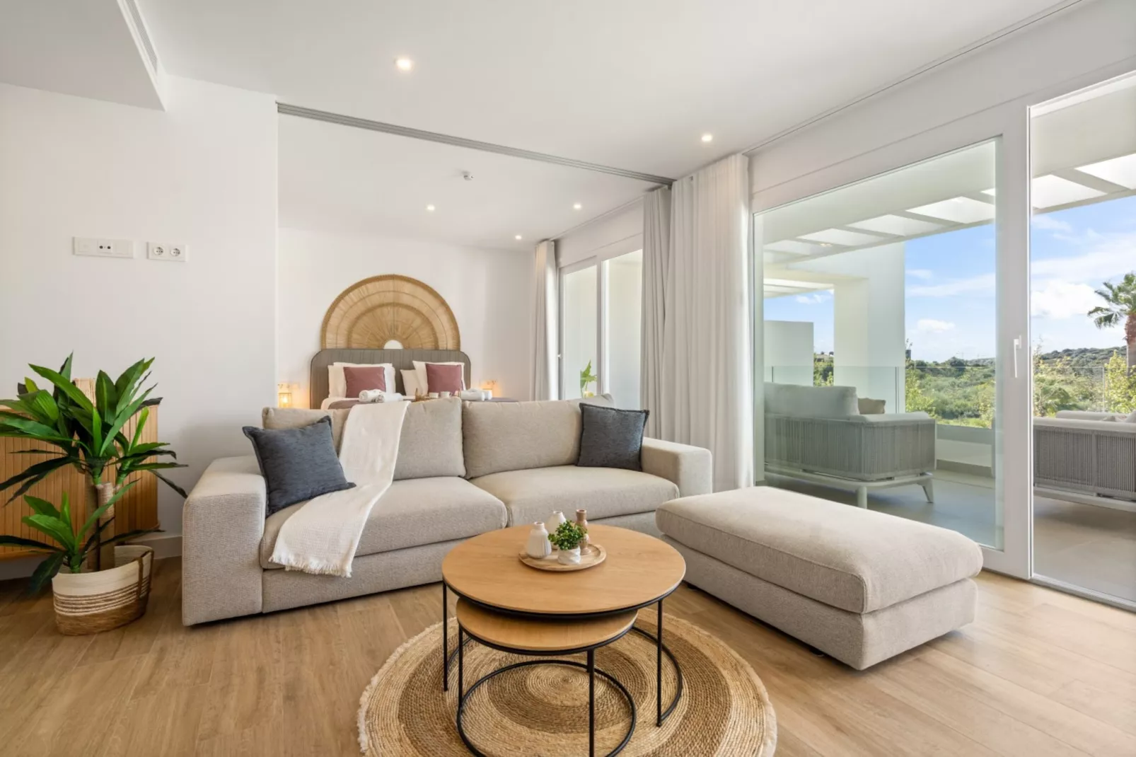 Stylish 2-Bed Apartment - ALCAZABA LAGOON (2115)