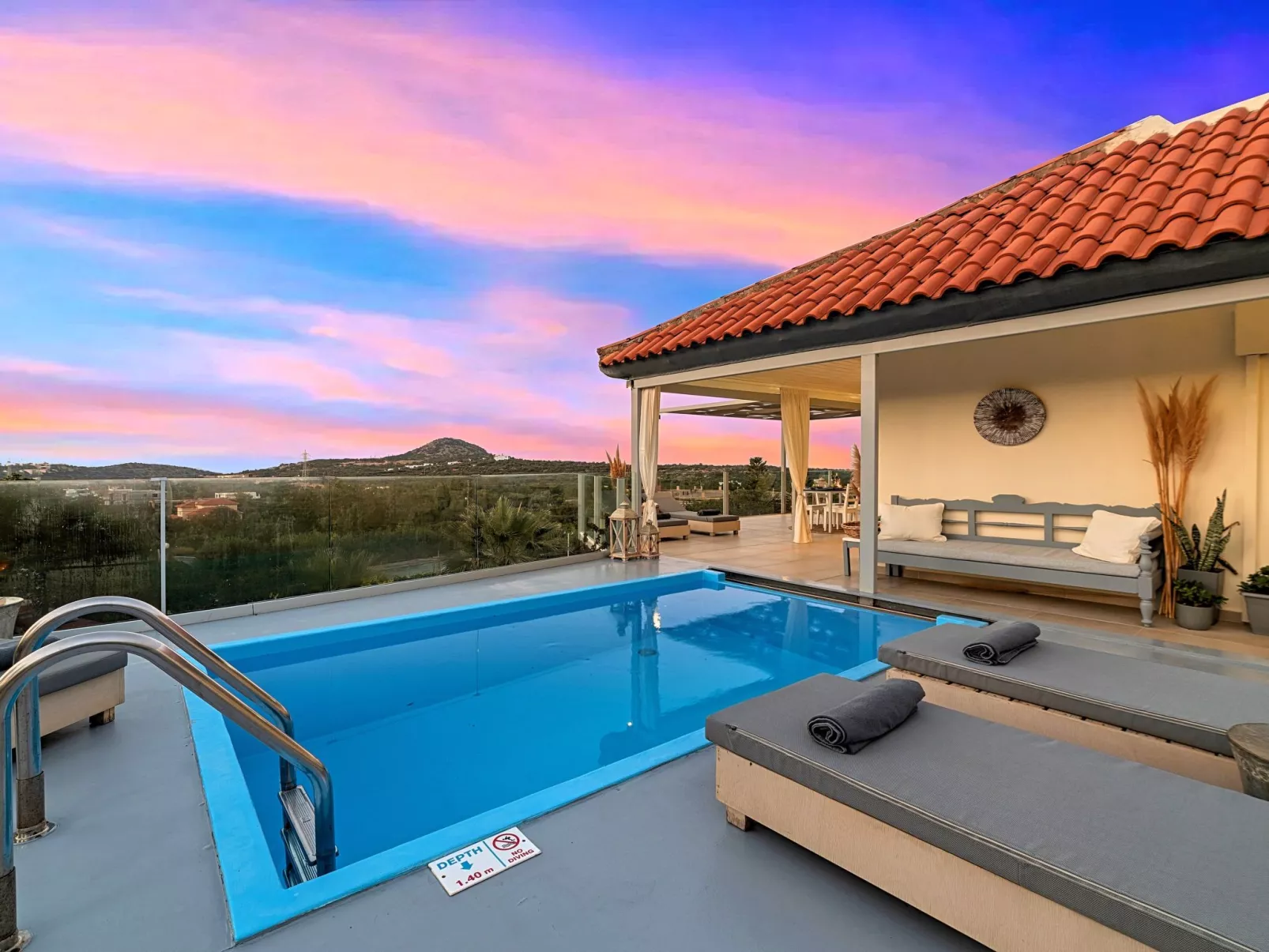 Olivengrüne Villa mit privatem beheiztem Pool