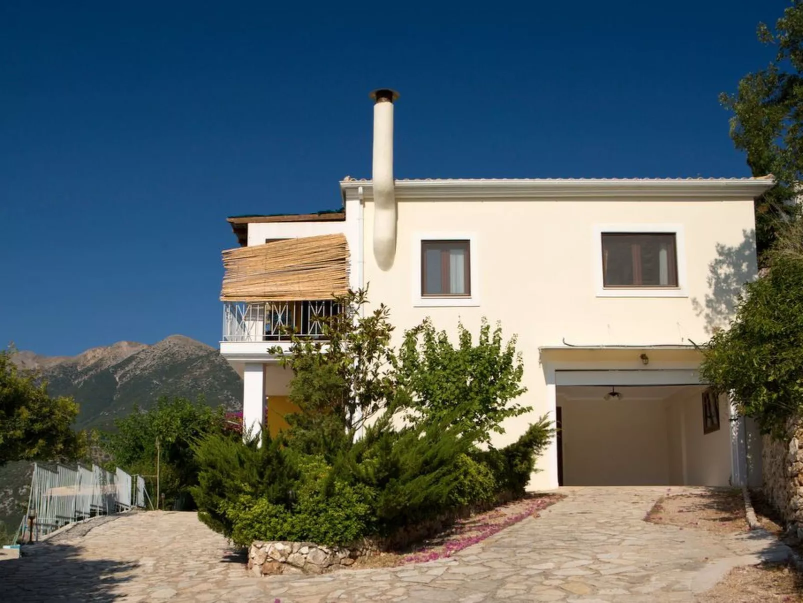 Luxuriöse Villa mit Infinity-Pool und Panoramablick