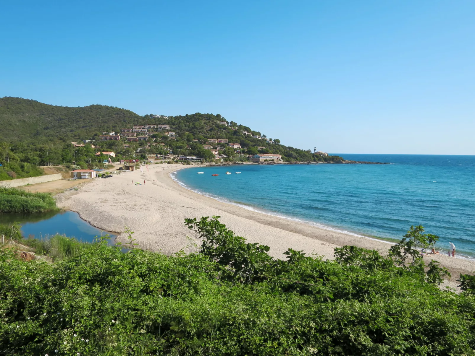Unterkunft mit Terrasse, Klimaanlage. Schwimmbad