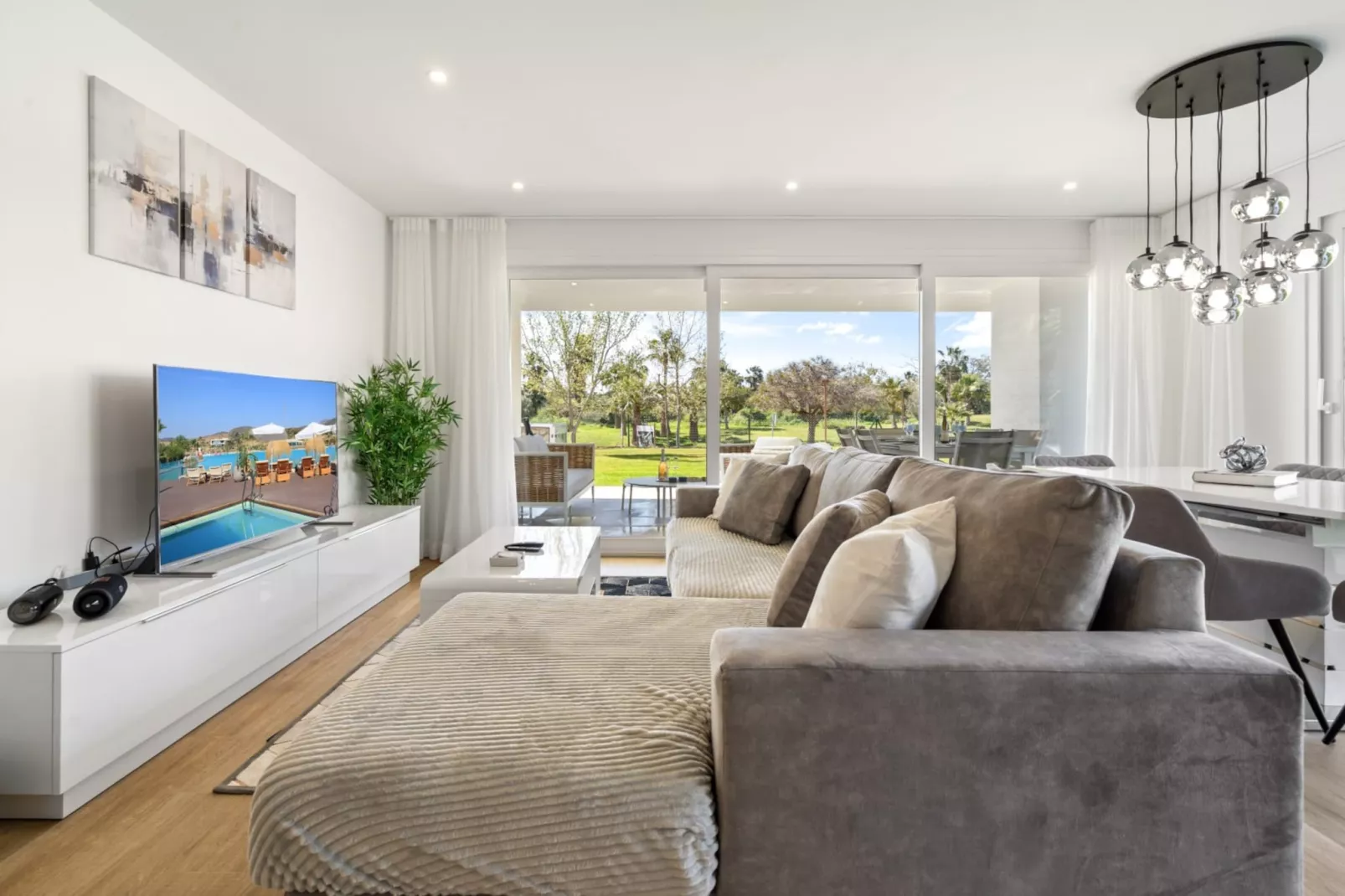 Chic 3-Bed Apartment ALCAZABA LAGOON (2107)