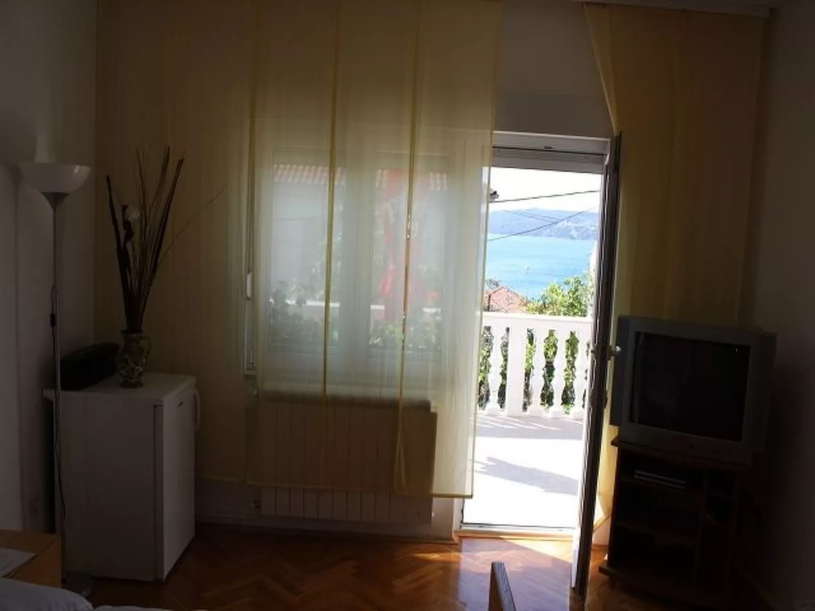 Erdgeschoss Doppelbettzimmer 25m² mit geräumiger Terrasse und Meerblick Villa M