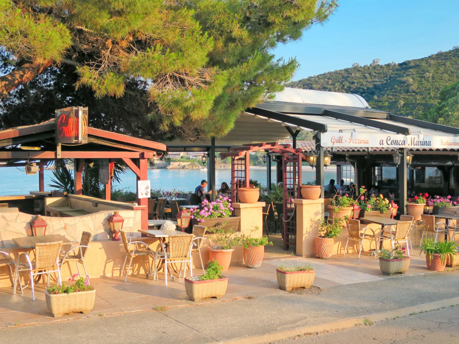 Unterkunft mit Terrasse, Klimaanlage. Schwimmbad