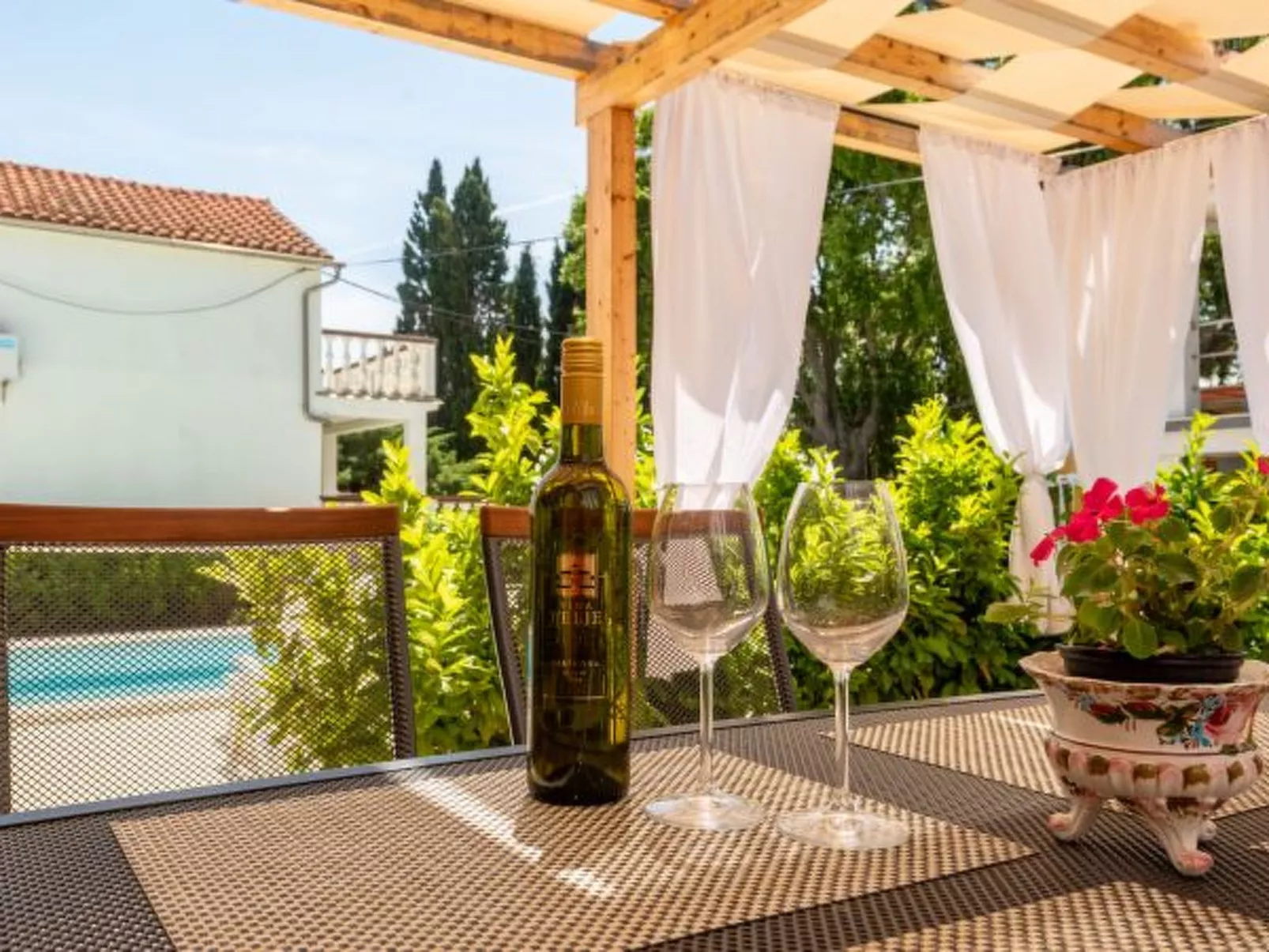 Studio Apartment Varos with shared pool