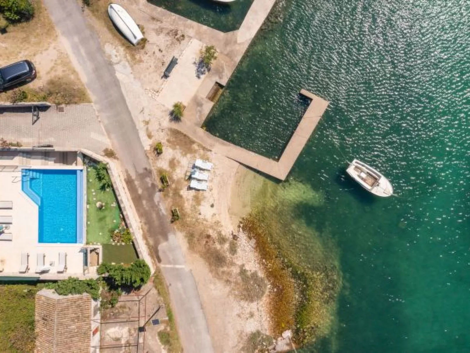 Beachfront Apartment house Hon with pool