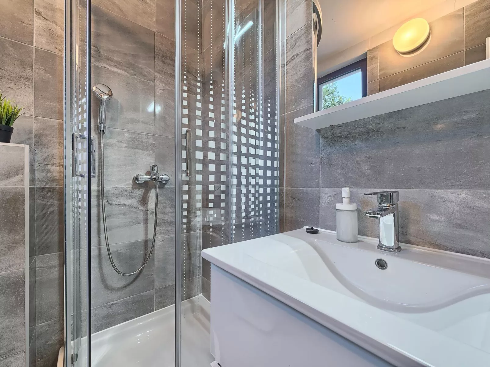 Wohnung in Okrug Gornji mit Terrasse, gemeinsamem Pool und Grill - Binnen