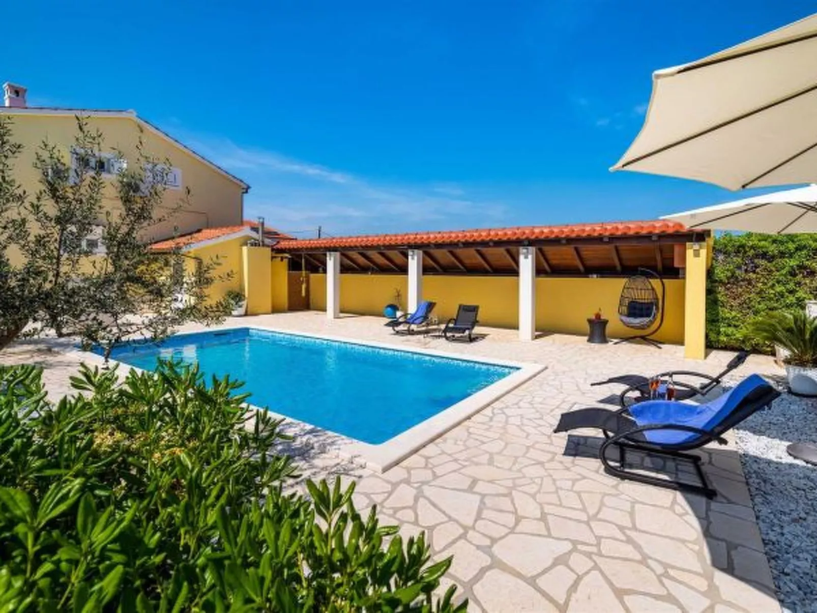 Apartment house Simoni with pool - Image-tags.info