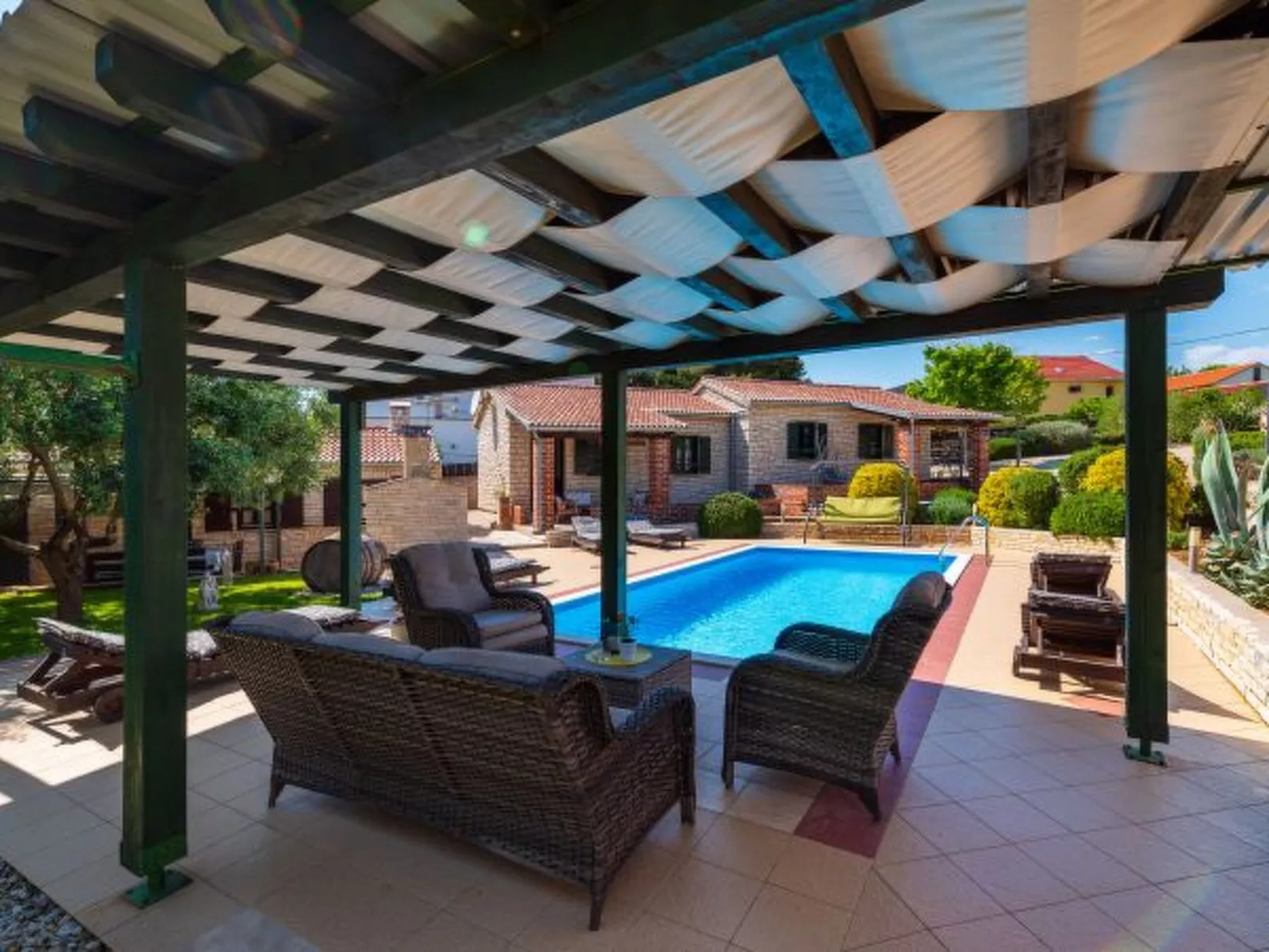 Stone villa Tea with pool - Image-tags.info