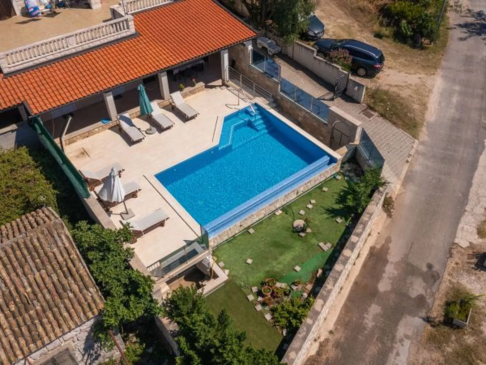 Beachfront Apartment house Hon with pool - Binnen