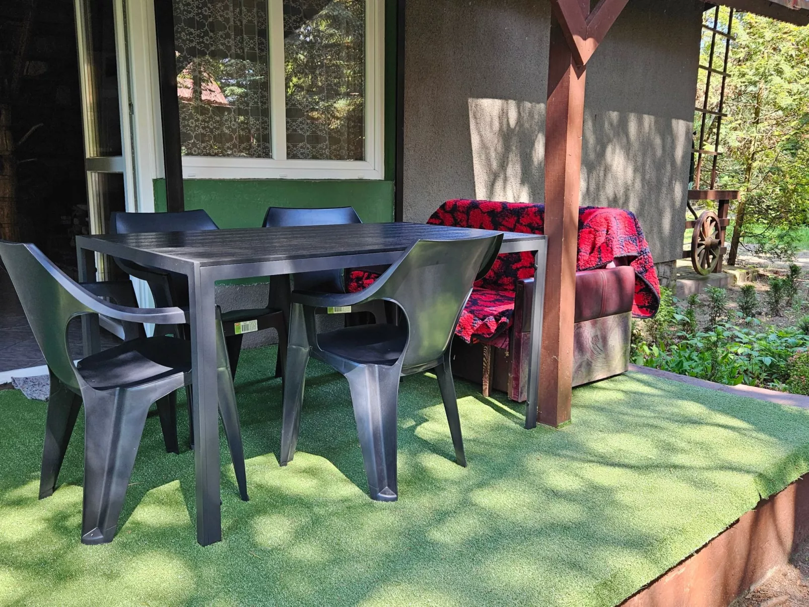 Freistehendes Haus mit eingezäuntem Grundstück an einer Lagune - Image-tags.info