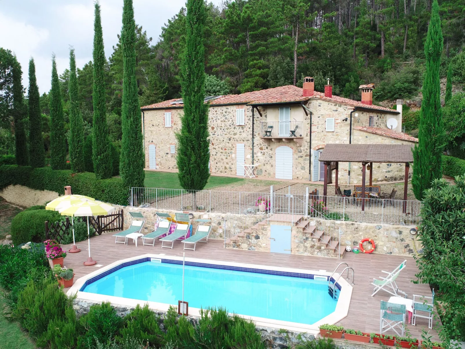 In Montecastelli Pisano mit beheiztem Whirlpool - Buiten