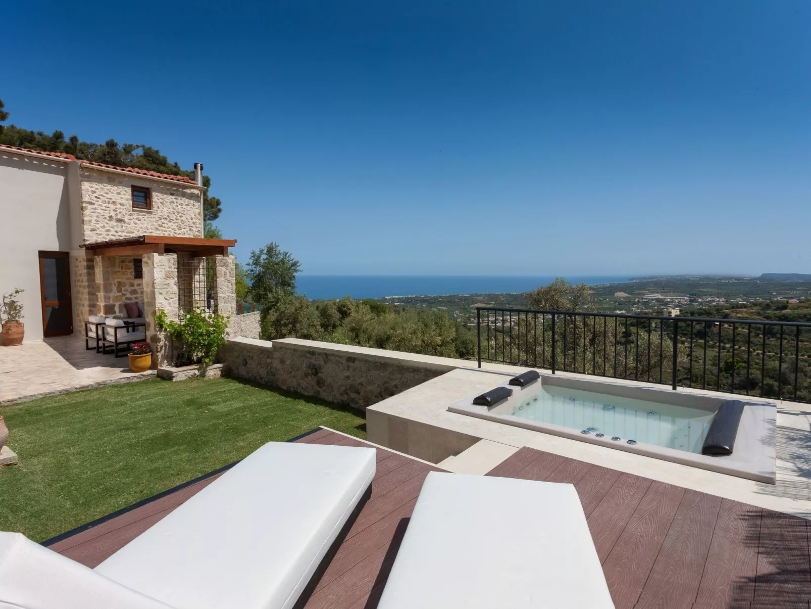 Ali Vafi's Villa - Beheizter Jacuzzi und Innenpool - Buiten