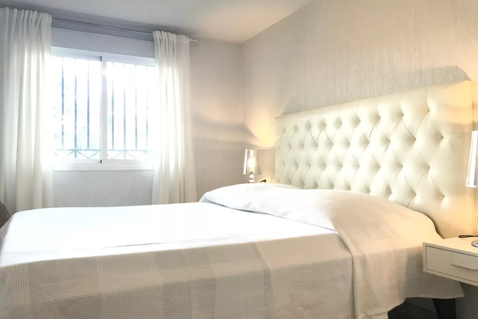 Beachside Family Apartment with Direct Pool Access - Slaapkamer