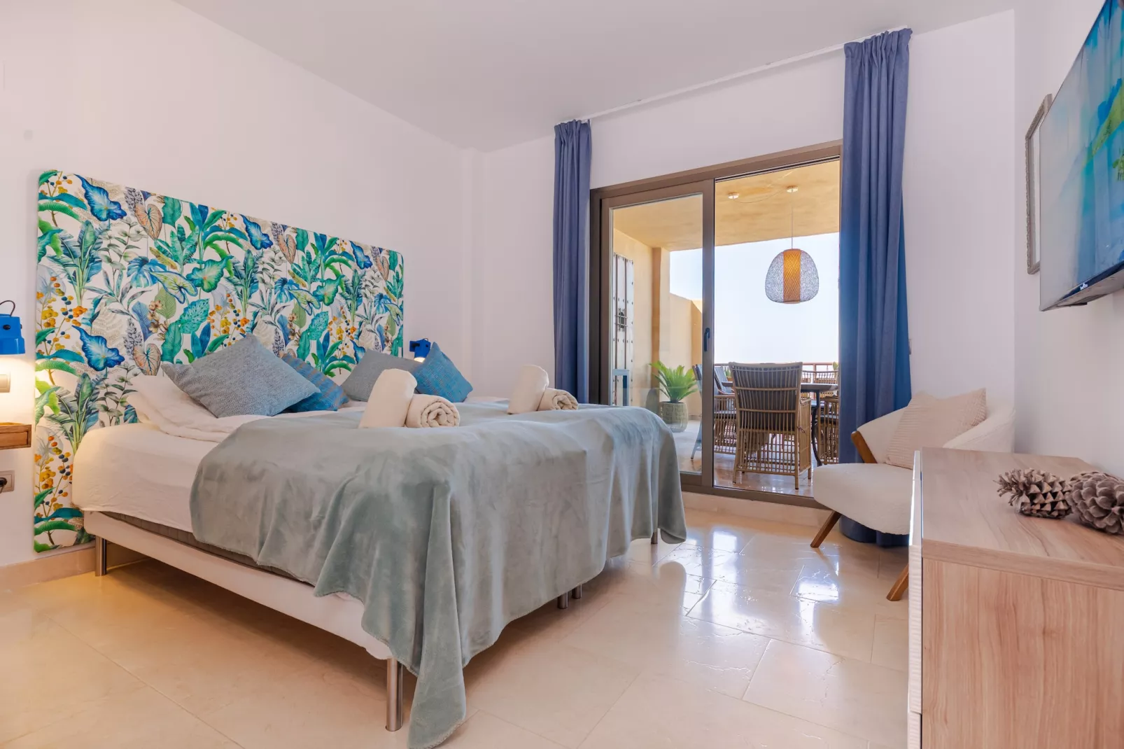 3-Bedroom Apartment with Sea & Mountain Views - Slaapkamer