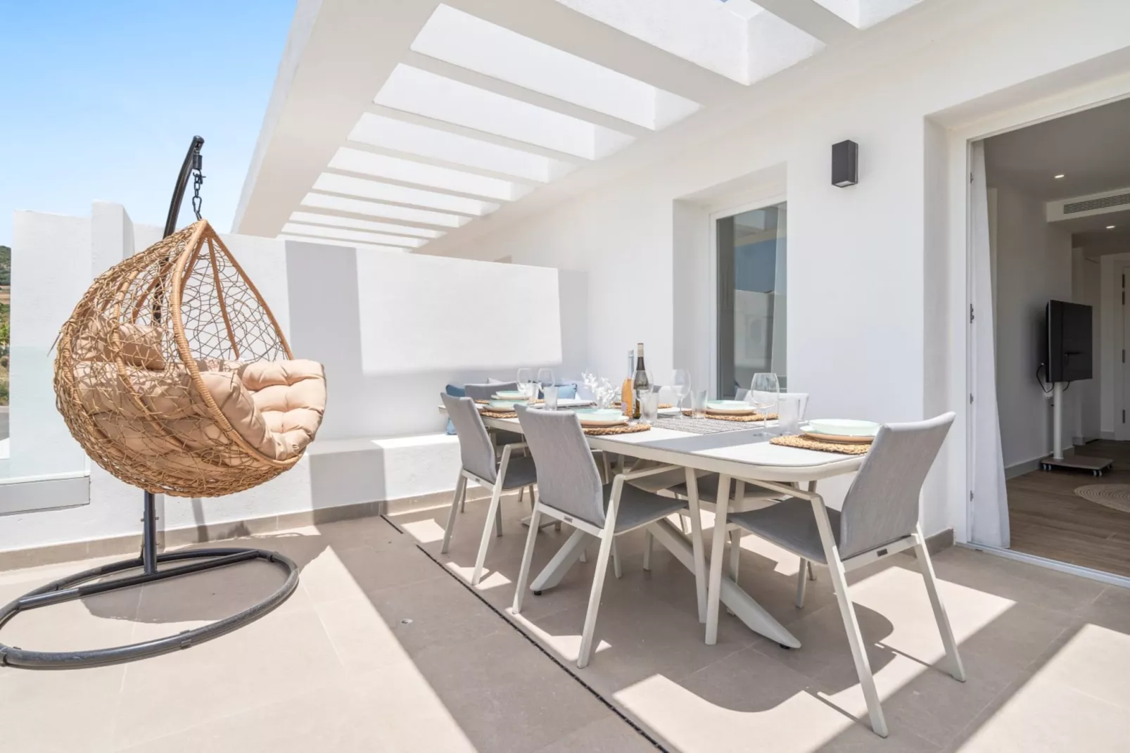 Modern 3-pax Apt & Solarium ALCAZABA LAGOON (2023) - Terrasbalkon