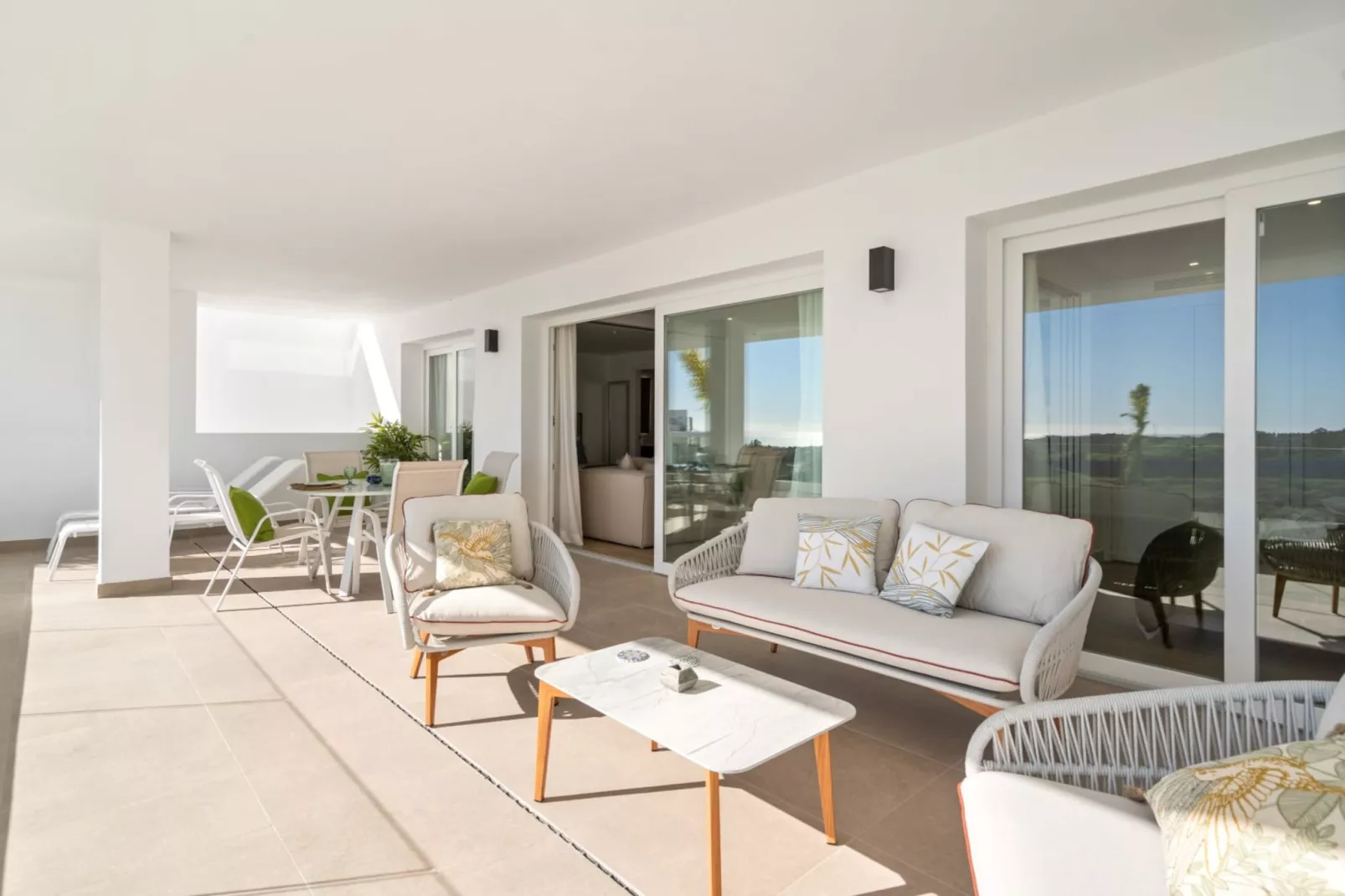 Stylish 2-bed Apartment ALCAZABA LAGOON (2011) - Terrasbalkon