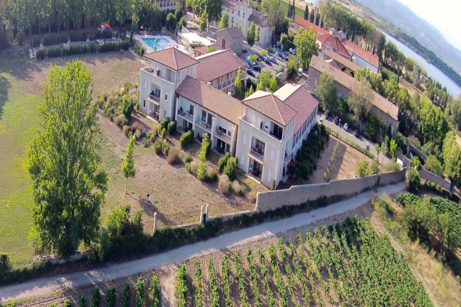 Résidence du Château de Jouarres - Azille // Studio 2 pers - Buitenkant zomer