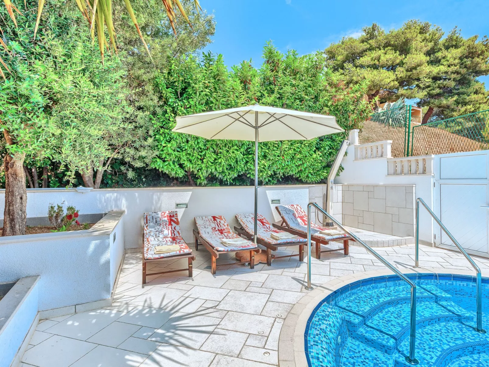 Mit Terrasse, Pool und Strandzugang - Image-tags.info