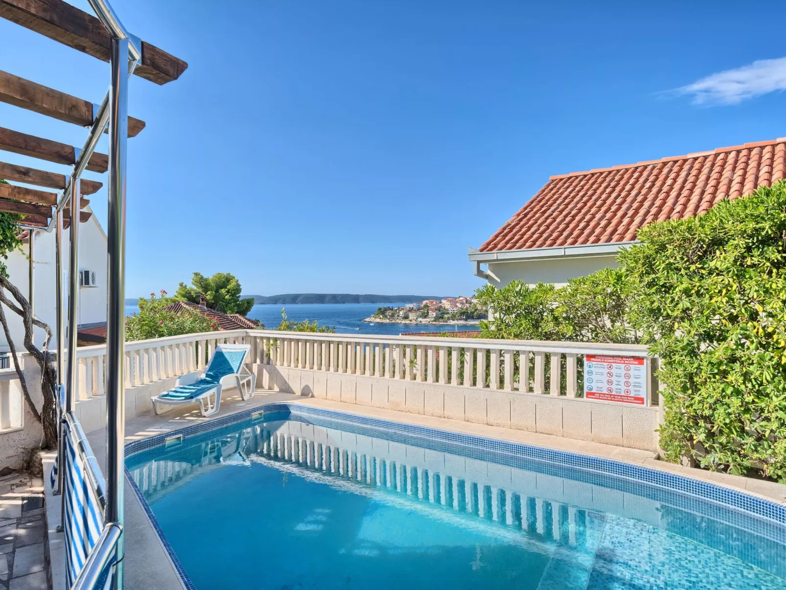 Wohnung in Okrug Gornji mit Terrasse, gemeinsamem Pool und Grill - Buiten