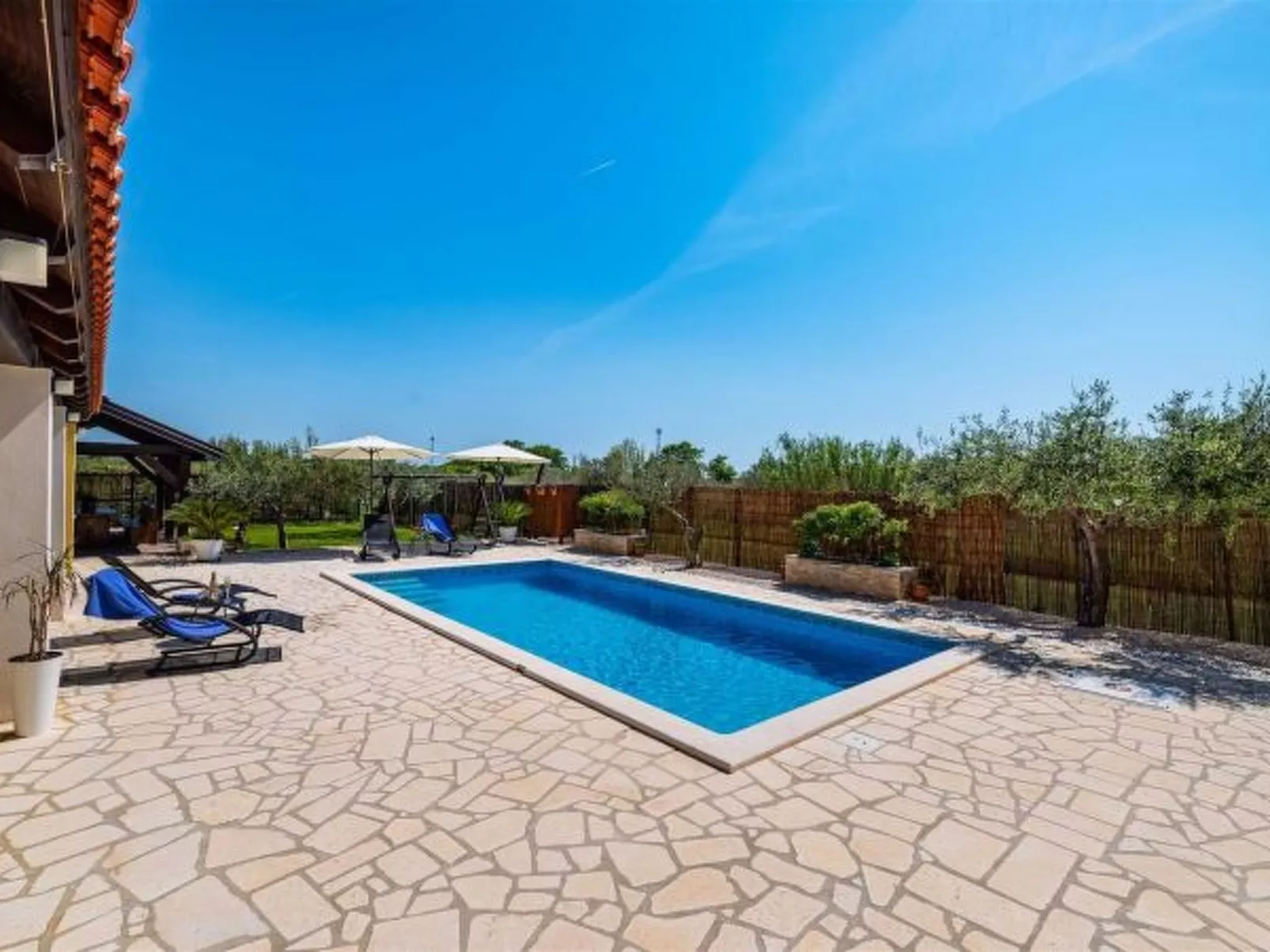 Apartment house Simoni with pool - Image-tags.info