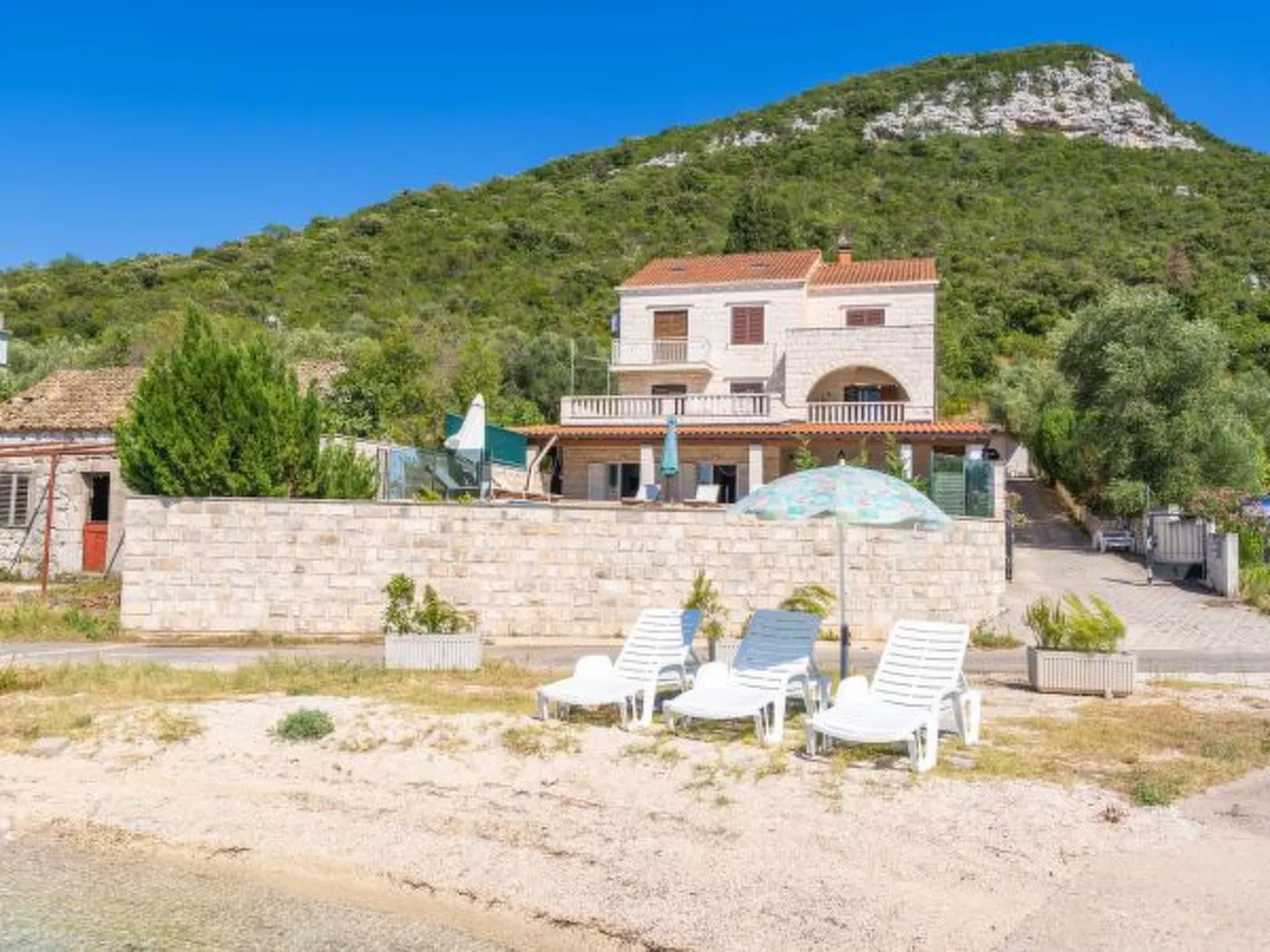 Beachfront Apartment house Hon with pool - Buiten