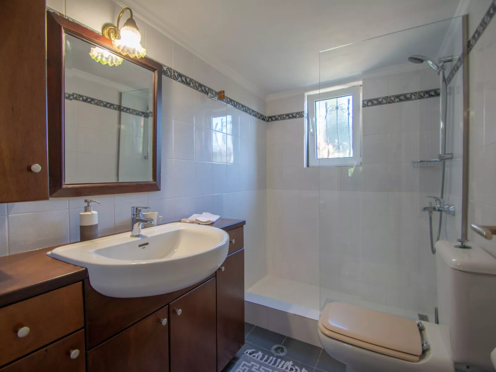 Anwesen mit Garten, Grill und Terrasse - Image-tags.info