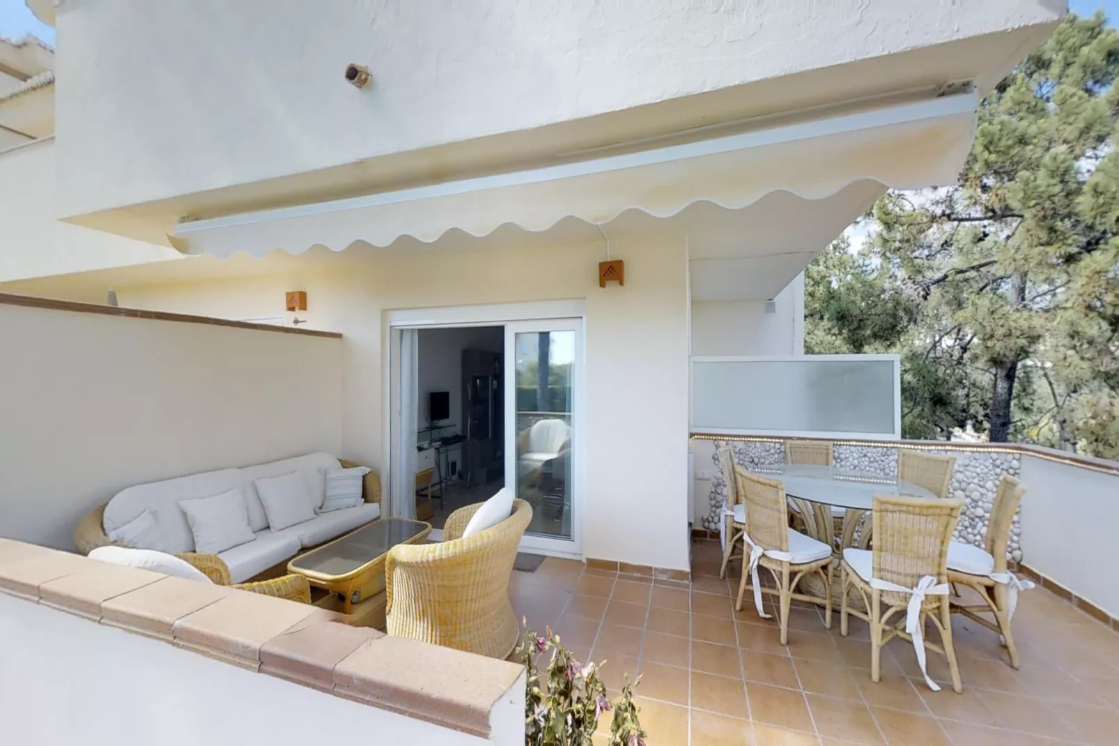 Beachside Family Apartment with Direct Pool Access - Woonkamer