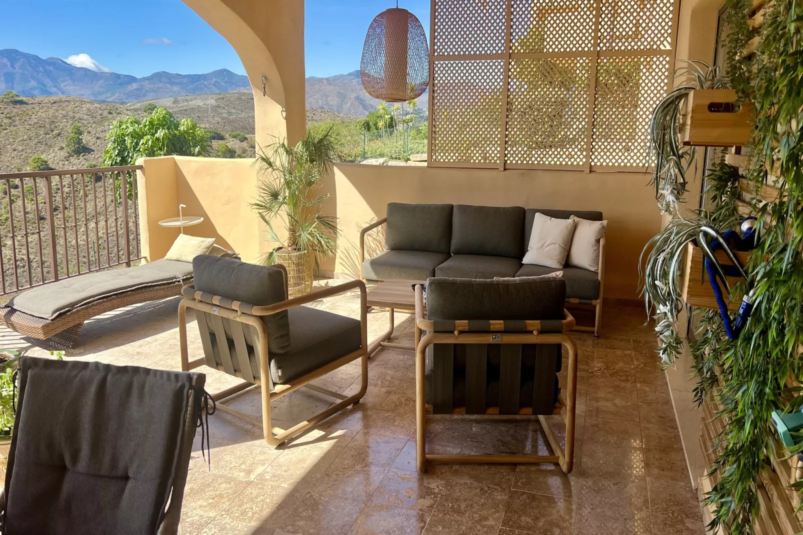 3-Bedroom Apartment with Sea & Mountain Views - Terrasbalkon