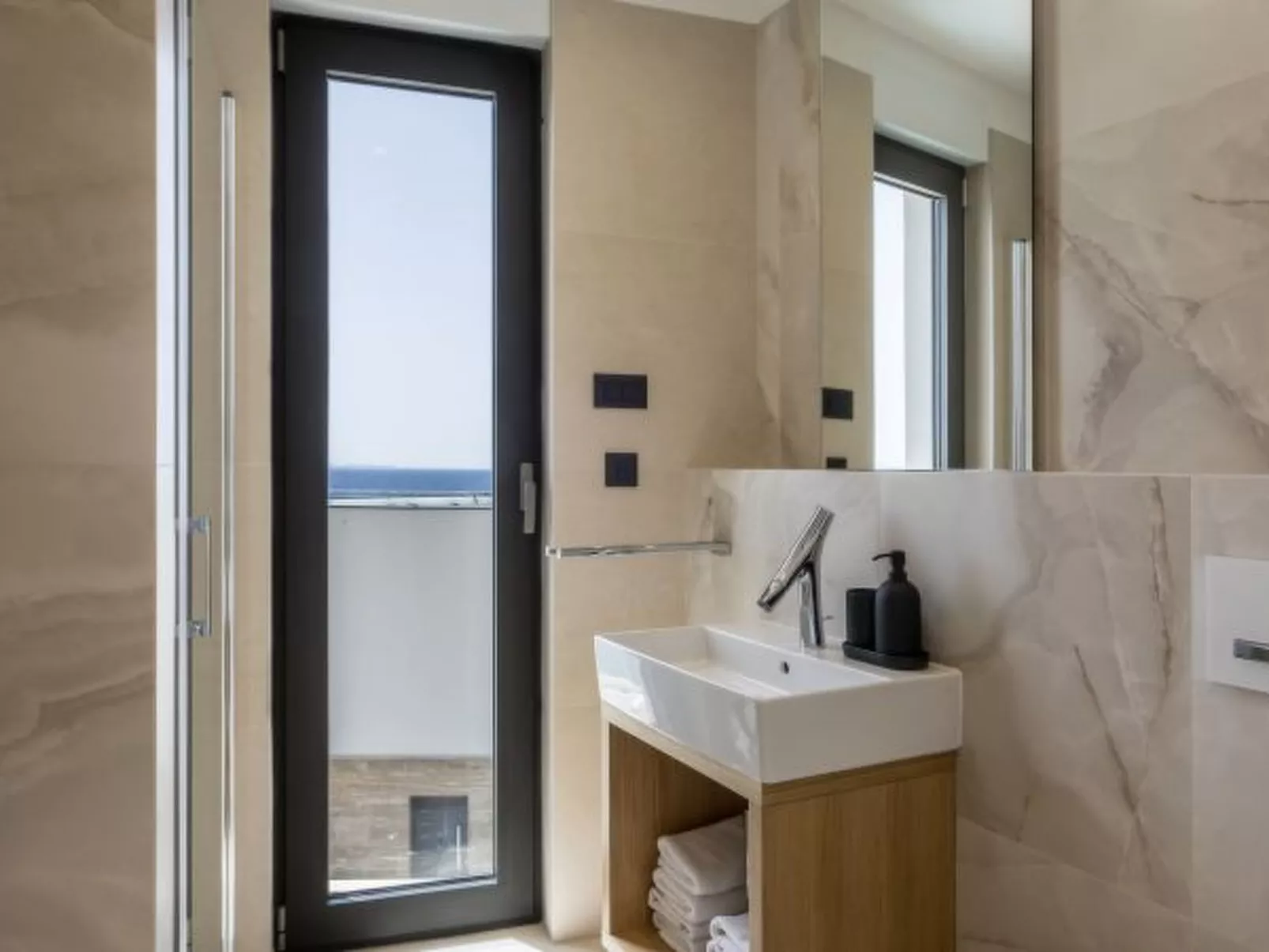 Beachfront villa Luce with seaview and pool - Binnen