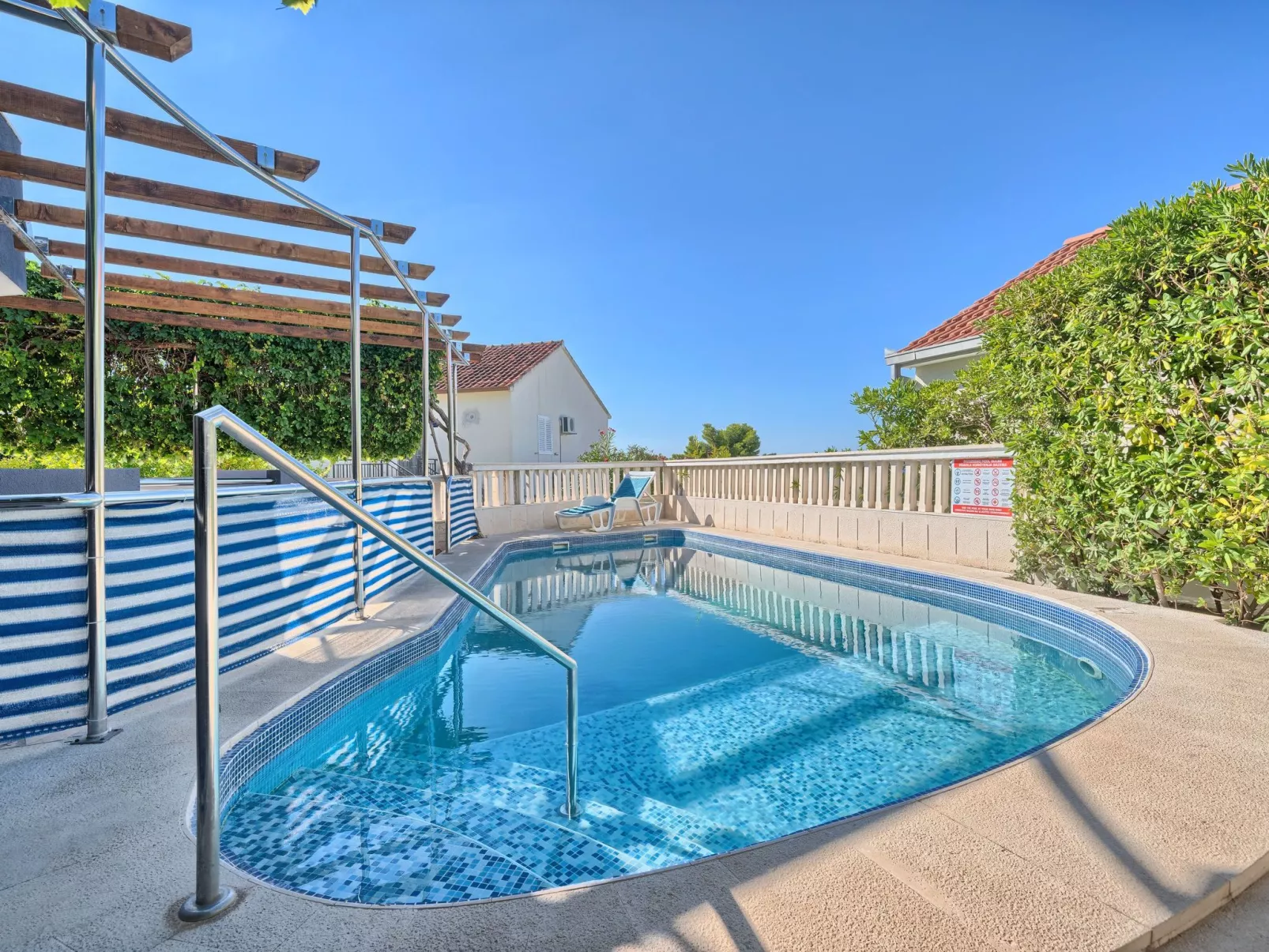 Wohnung in Okrug Gornji mit Terrasse, gemeinsamem Pool und Grill - Buiten