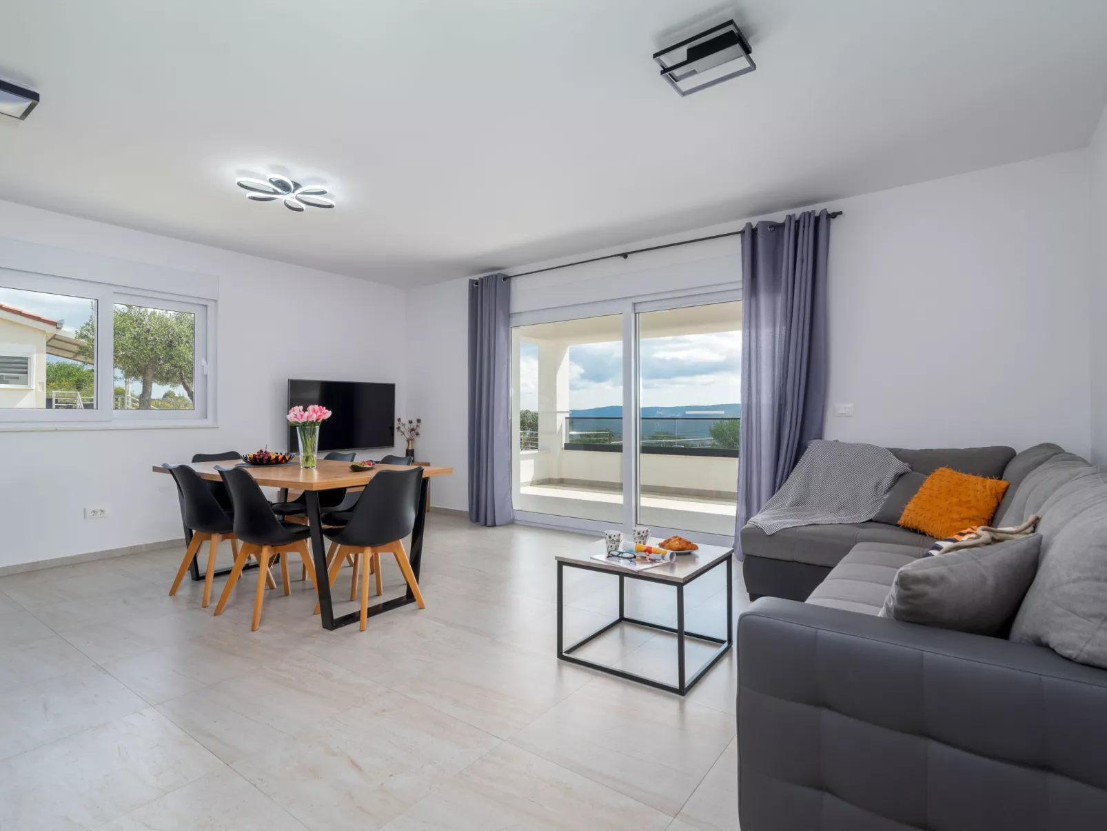 Ria with heated pool - Binnen