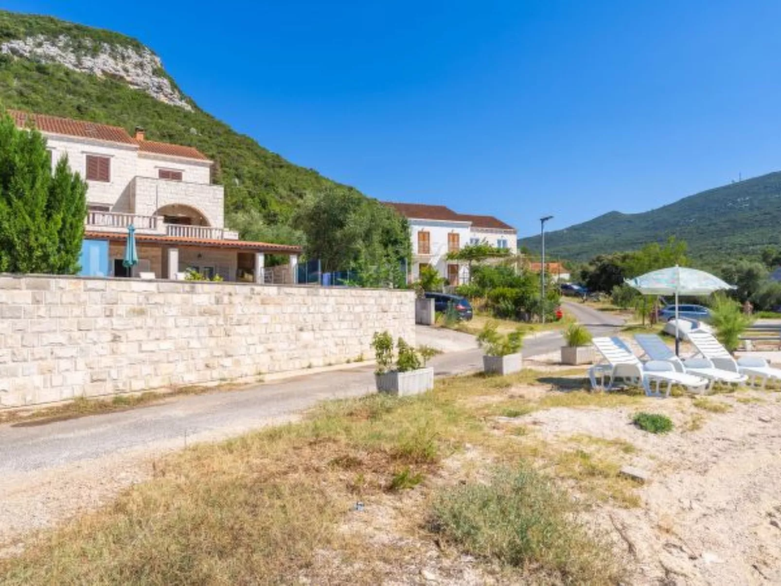 Beachfront Apartment house Hon with pool - Buiten