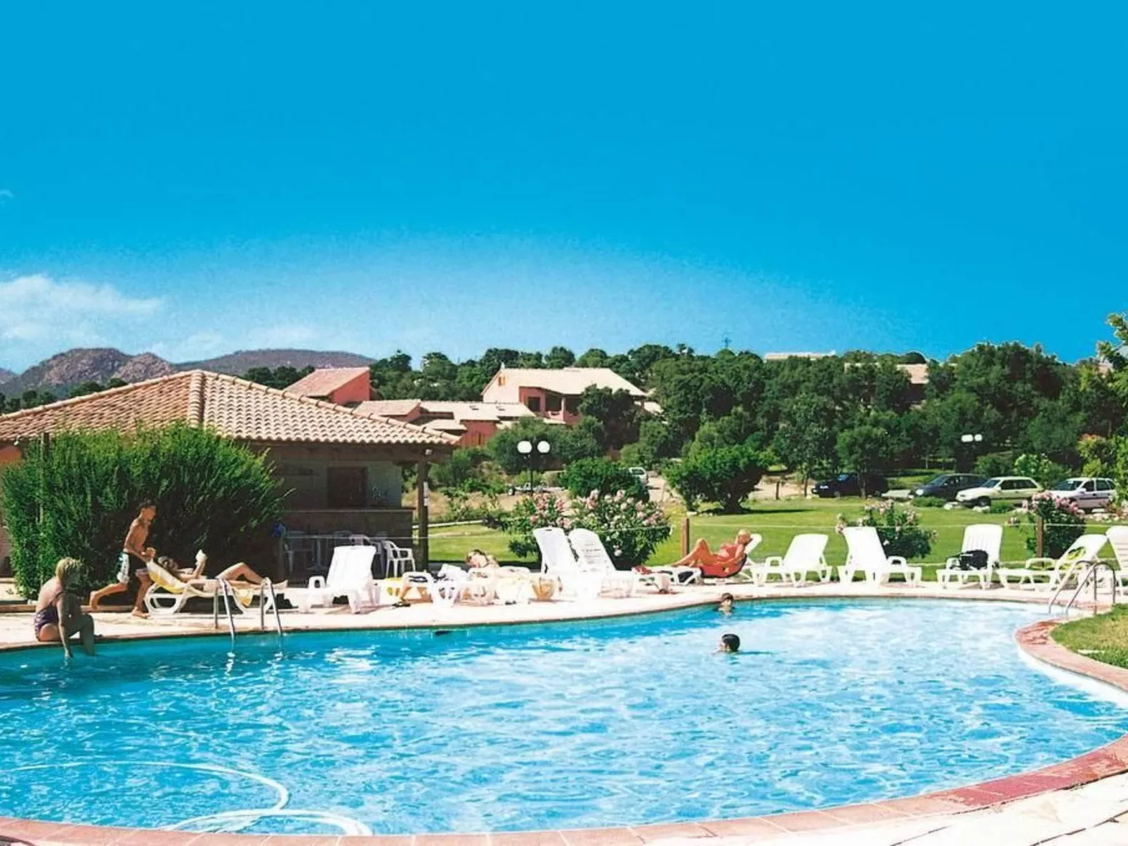 Unterkunft mit Terrasse, Klimaanlage. Schwimmbad - Buiten