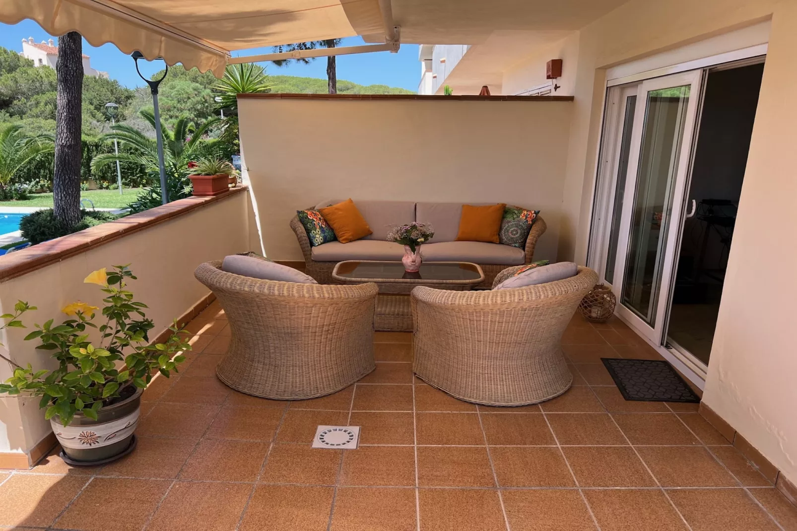 Beachside Family Apartment with Direct Pool Access - Terras