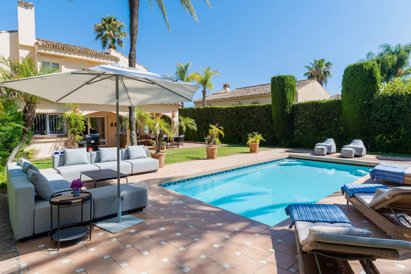 Charming Andalusian-Style Beach Villa - Zwembad